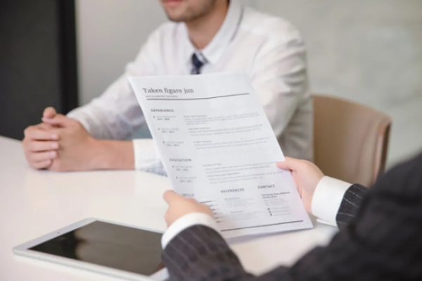 职场新鲜人面试技巧2025:职聘优选策略指南(图2) 职场新鲜人面试技巧2025:职聘优选策略指南(图2)